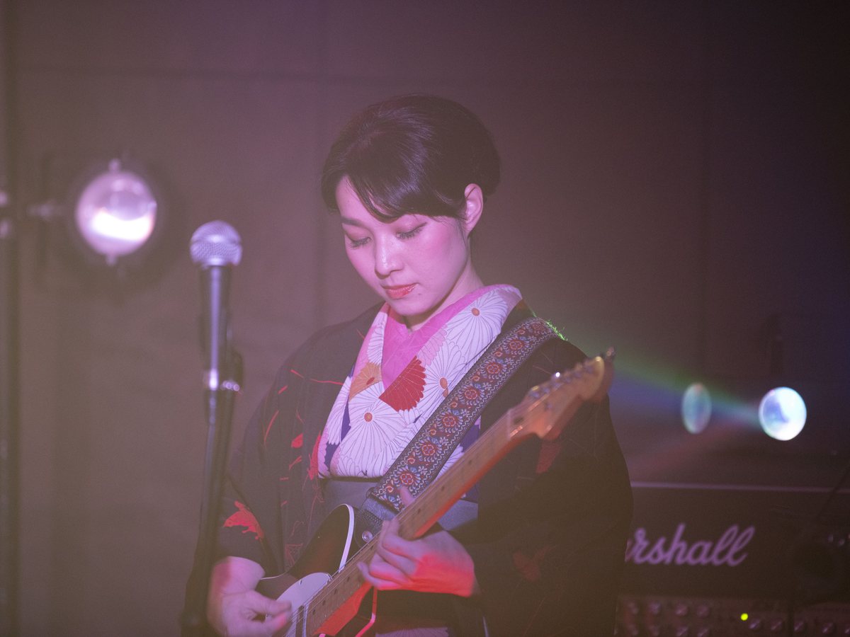 着物でギターを弾く秋月 幸子(バンドのライブ)