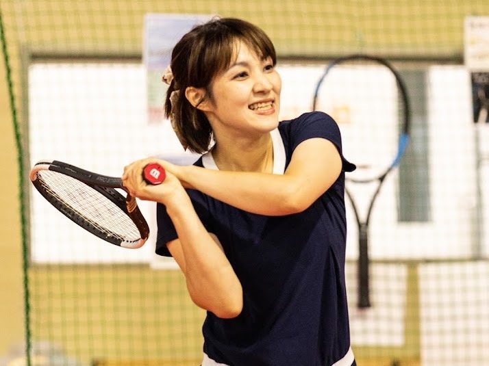 テニスをする秋月 幸子